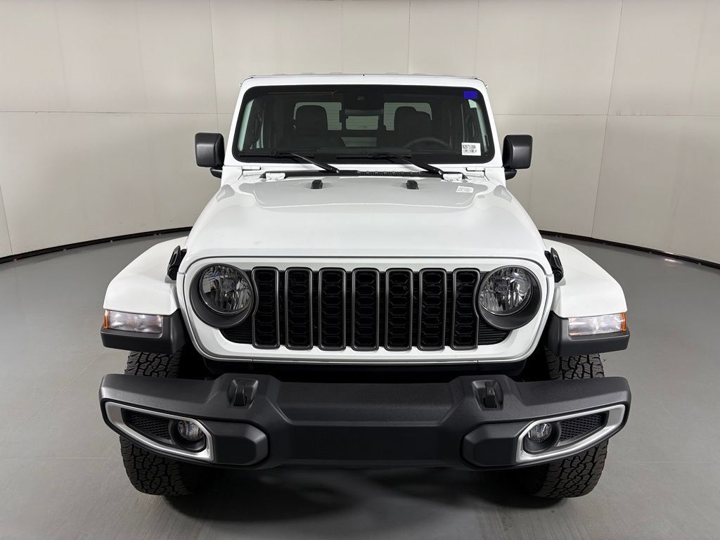 Used 2025 Jeep Gladiator Sport AWD/4WD image 3