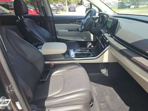 Used 2024 Kia Carnival EX FWD image 8