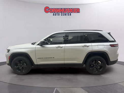 Used 2022 Jeep Grand Cherokee Altitude image 4