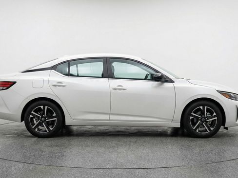 Used 2025 Nissan Sentra SV FWD image 11