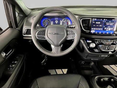 Used 2025 Chrysler Pacifica Select FWD image 8
