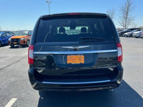 Used 2016 Chrysler Town & Country Touring image 4