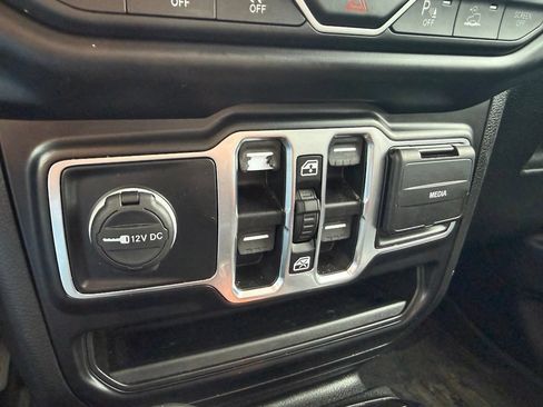 Used 2021 Jeep Gladiator Overland AWD/4WD image 19