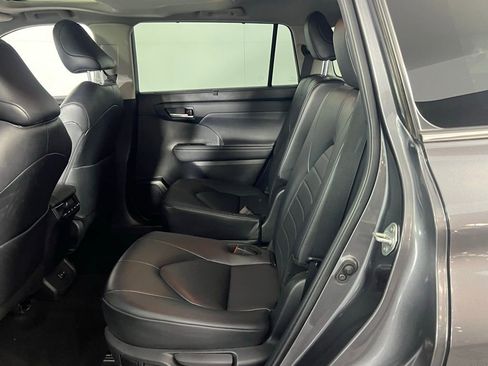 Used 2024 Toyota Highlander XLE image 24
