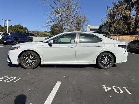 Used 2023 Toyota Camry SE image 3