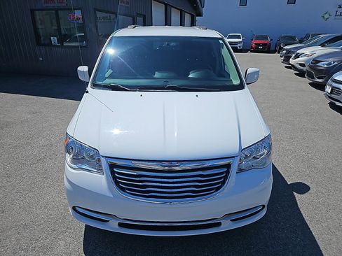 Used 2016 Chrysler Town & Country Touring image 11