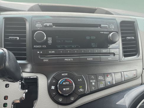 Used 2011 Toyota Sienna SE w/ Preferred Pkg FWD image 12