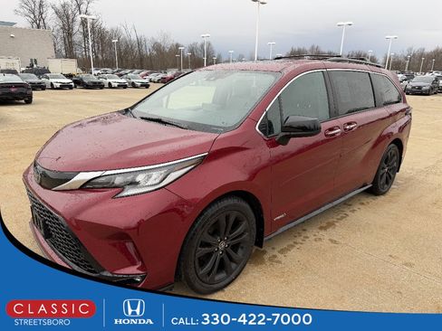 Used 2021 Toyota Sienna XSE w/ XSE Plus Package image 1