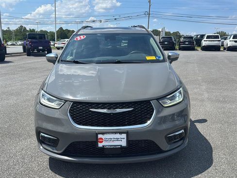 Used 2022 Chrysler Pacifica Limited FWD image 2