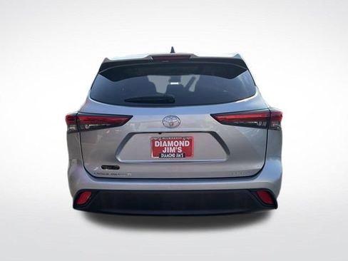 Used 2022 Toyota Highlander LE AWD/4WD image 6