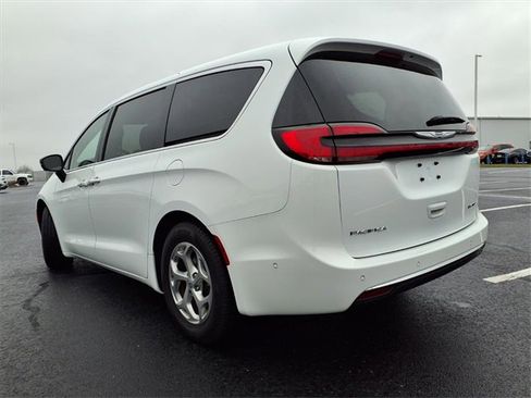 Used 2024 Chrysler Pacifica Limited image 29