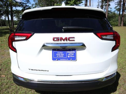 New 2024 GMC Terrain SLT image 7