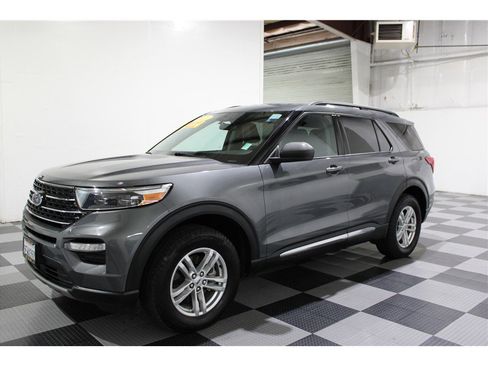 Used 2023 Ford Explorer XLT w/ Equipment Group 202A image 7