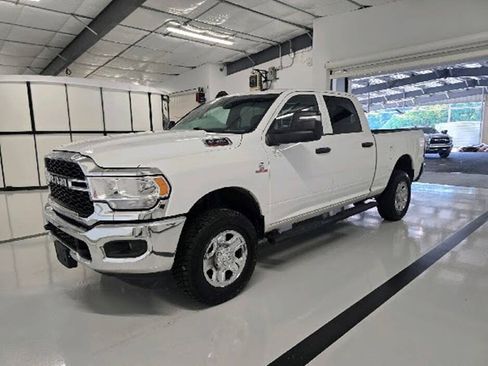 Used 2024 RAM 2500 Tradesman w/ Chrome Appearance Group AWD/4WD image 3