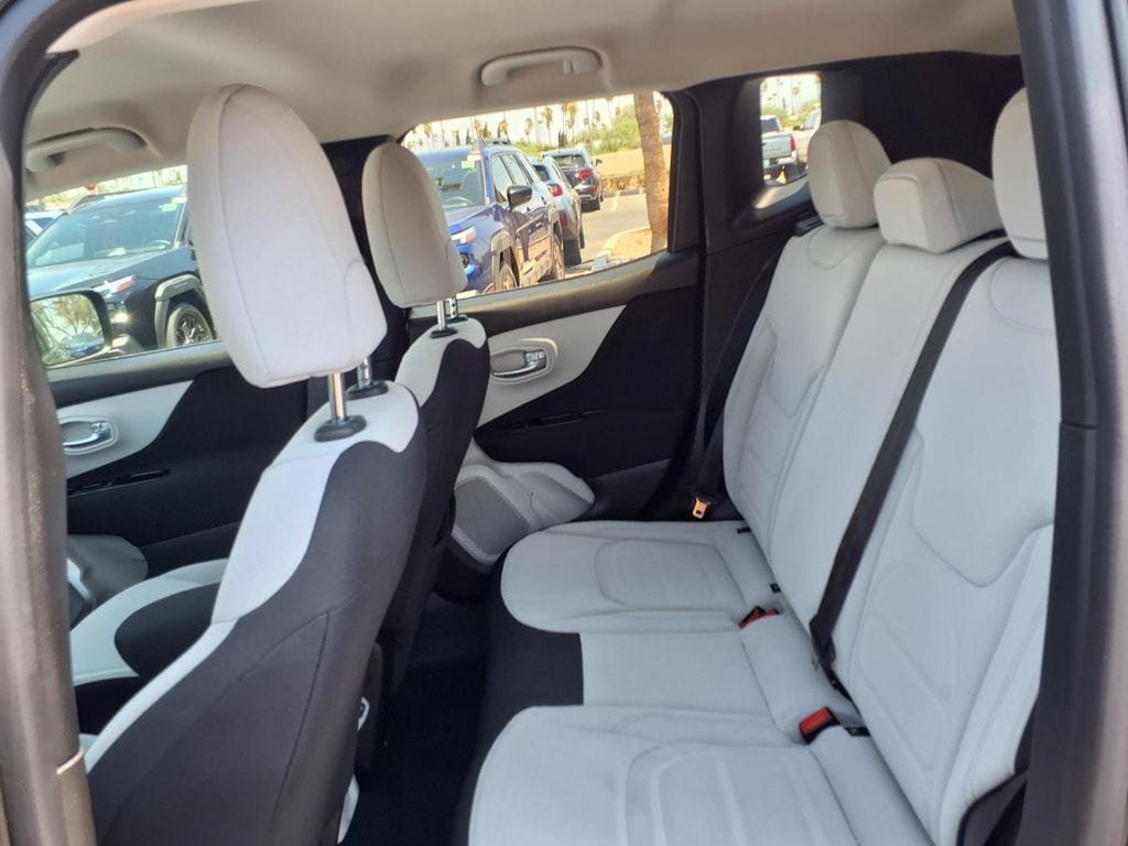 Used 2019 Jeep Renegade Latitude FWD image 22