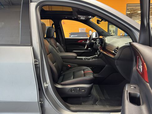 Used 2025 Chevrolet Traverse RS AWD/4WD image 21