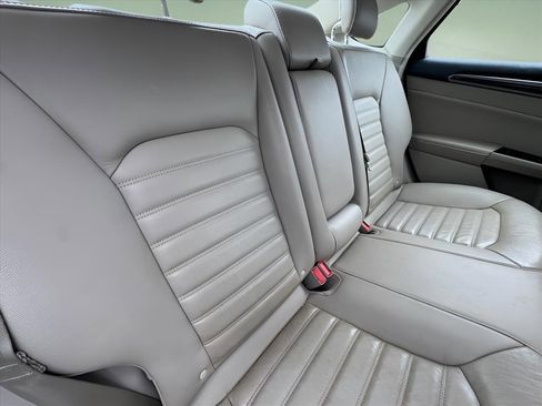 Used 2017 Ford Fusion SE w/ Fusion SE Technology Package FWD image 6
