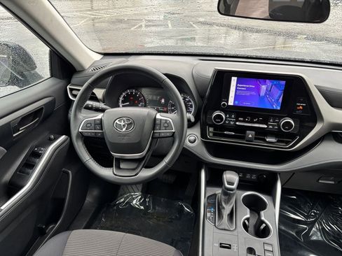 Used 2025 Toyota Highlander LE FWD image 33