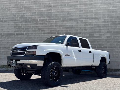 Used 2005 Chevrolet Silverado 2500 LT w/ Heavy-Duty Power Package AWD/4WD image 6