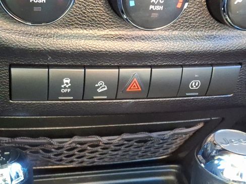 Used 2017 Jeep Wrangler Unlimited Sahara w/ Connectivity Group image 22