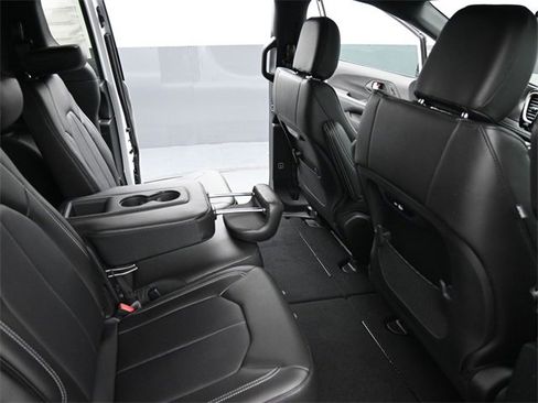 New 2026 Chrysler Pacifica Select image 21
