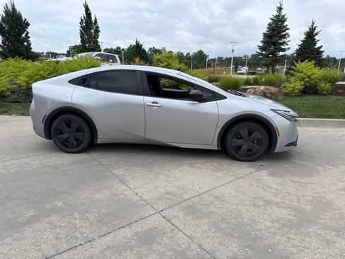Used 2024 Toyota Prius LE FWD image 2