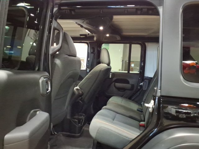 Used 2025 Jeep Wrangler Unlimited Sport AWD/4WD image 18