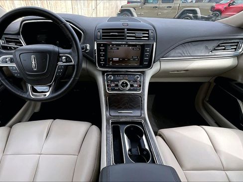 Used 2017 Lincoln Continental Premiere image 16