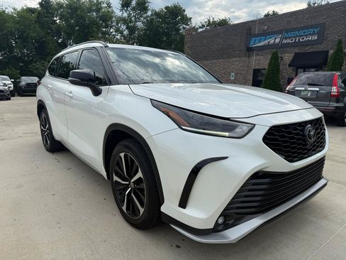 Used 2021 Toyota Highlander XSE FWD image 3