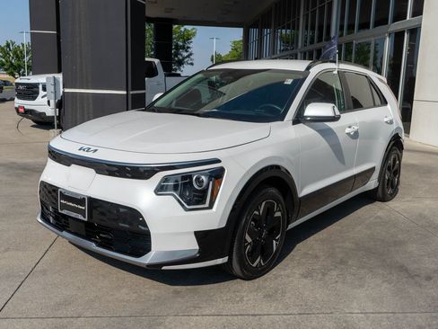 Used 2023 Kia Niro Wind w/ Wind Preserve Package FWD image 3
