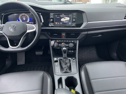 Certified 2023 Volkswagen Jetta SE w/ Panoramic Sunroof Package image 7