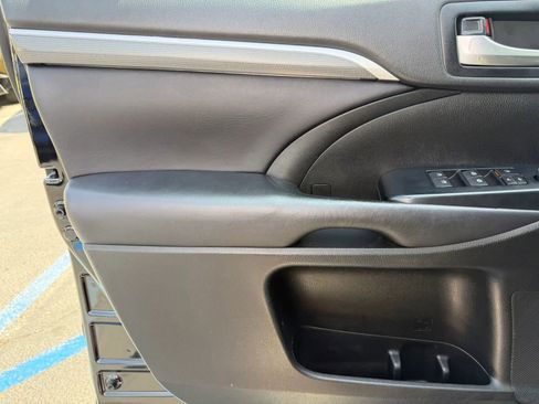 Used 2019 Toyota Highlander SE image 16