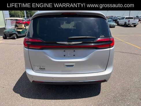 Used 2023 Chrysler Pacifica Touring-L FWD image 6