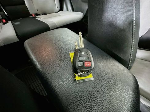 Used 2017 Toyota RAV4 XLE FWD image 38