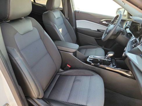 Used 2025 Chevrolet Trax LT FWD image 18