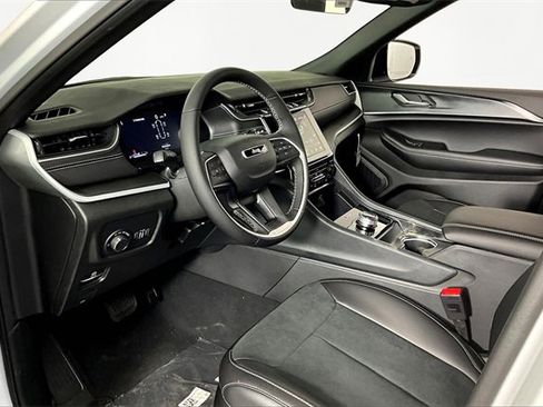 New 2025 Jeep Grand Cherokee L Altitude image 8