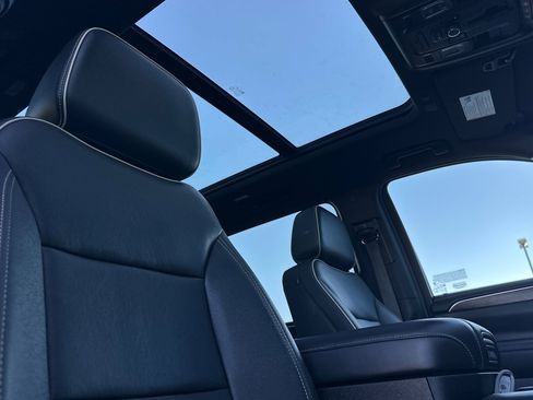 Used 2023 Chevrolet Suburban Premier image 22