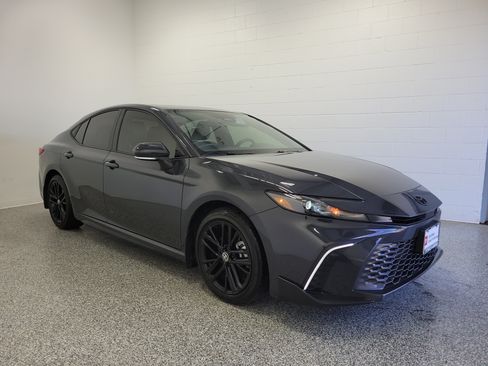 Used 2025 Toyota Camry SE w/ Convenience Package FWD image 4
