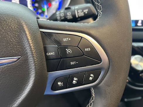 Used 2025 Chrysler Pacifica Select image 18