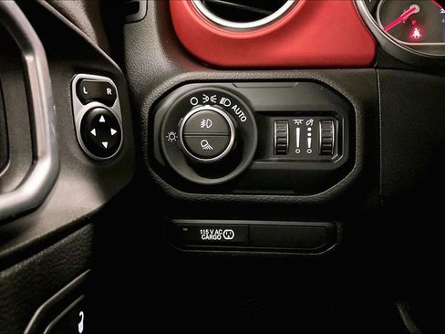 Used 2020 Jeep Gladiator Rubicon w/ Uconnect 4C Nav & Sound Group AWD/4WD image 16