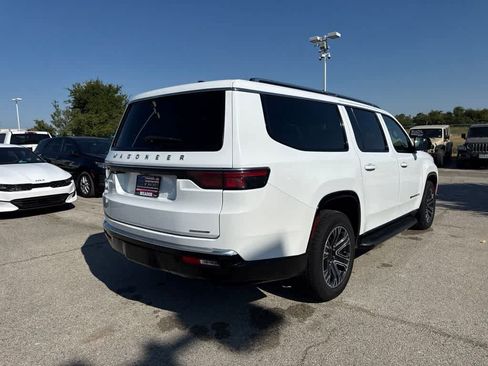 Used 2024 Jeep Wagoneer L Series II w/ Flexible Seating Group AWD/4WD image 5