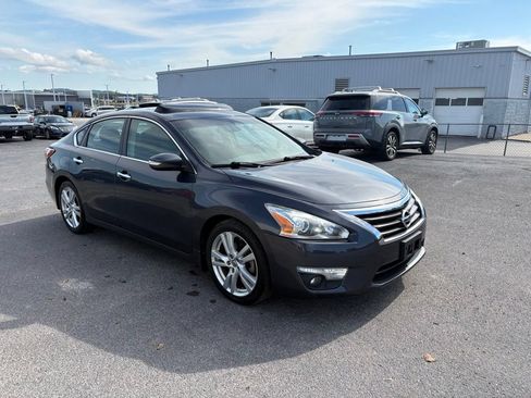 Used 2013 Nissan Altima 3.5 SL w/ Technology Pkg FWD image 2