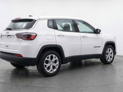 Used 2025 Jeep Compass Latitude AWD/4WD image 9