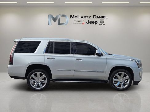 Used 2017 Cadillac Escalade Luxury AWD/4WD image 6