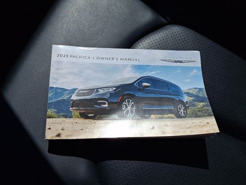 Used 2023 Chrysler Pacifica Touring-L FWD image 25