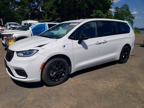 Used 2024 Chrysler Pacifica Limited FWD image 2