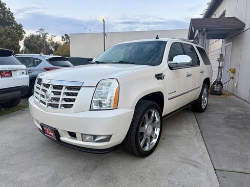Used 2010 Cadillac Escalade Premium image 4