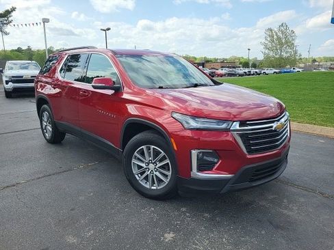 Used 2023 Chevrolet Traverse LT image 2