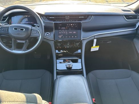 Used 2025 Jeep Grand Cherokee Laredo X w/ Luxury Tech Group I image 25