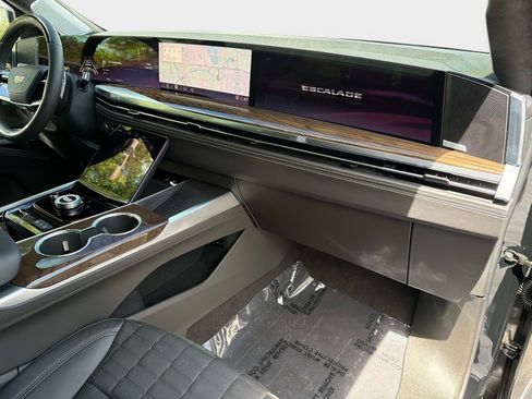 Used 2026 Cadillac Escalade ESV Platinum Sport w/ LPO, ONYX Package image 24